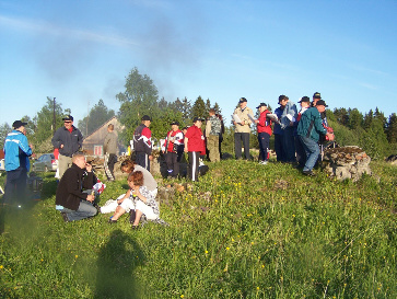 Kesäretkellä 2008. Makkaranpaistoa kirkonkylän koulun raunioilla. Mukana myös kyläläisiä. Kuva:R.Viitakangas.