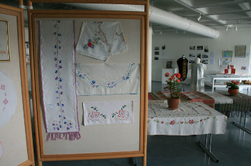 Kuva- ja käsityönäyttely Nivalan Tillari-galleriassa 2009. Kuva: R.Viitakangas.